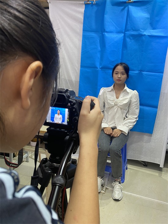 1649301629685781.jpg 拍摄电子证件照的同学.jpg