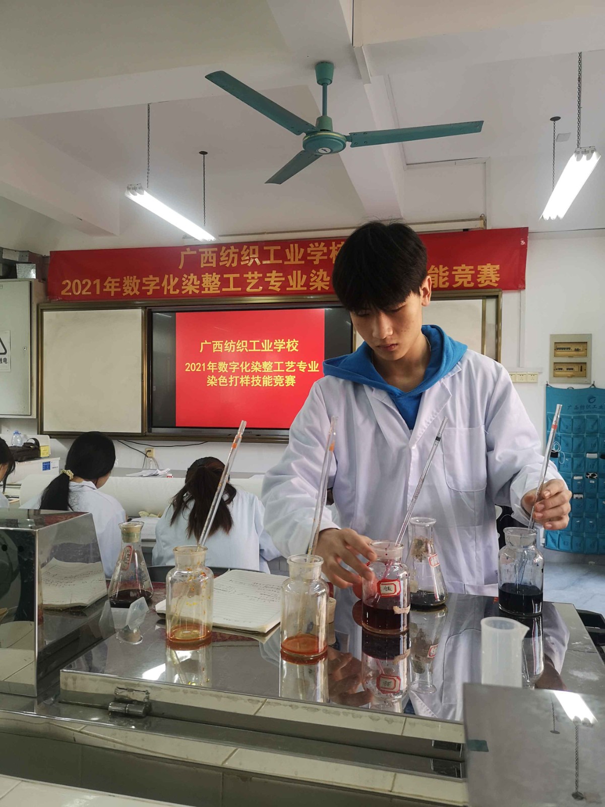 1649315172726528.jpg 染色打样比赛现场.jpg