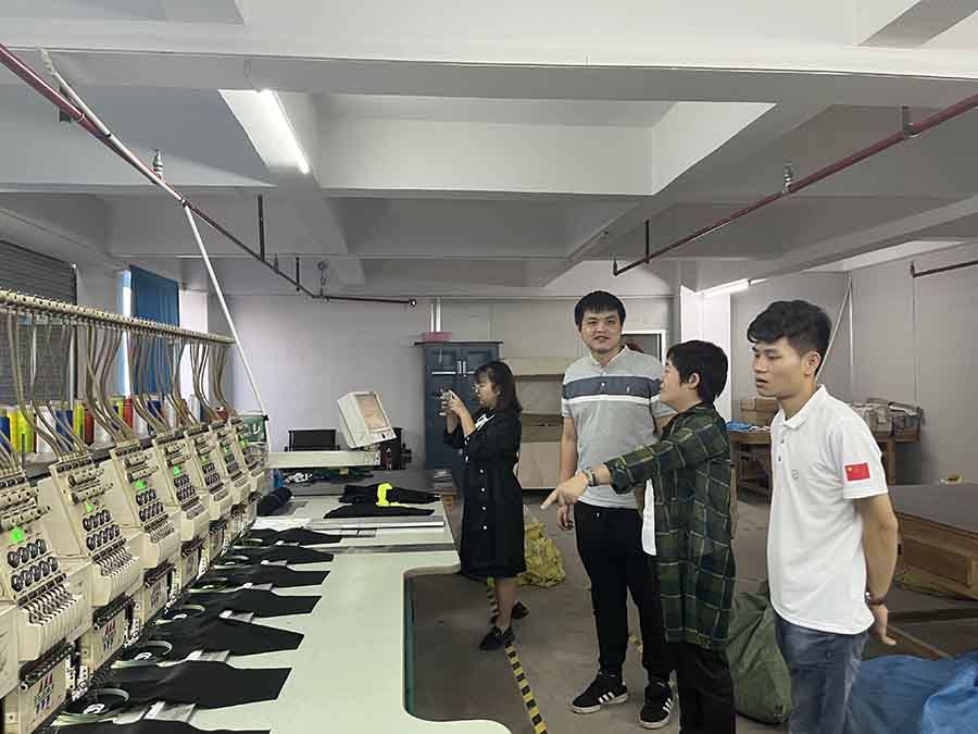 1649318485348785.jpg 教师在浩盈制衣电脑绣花车间.jpg