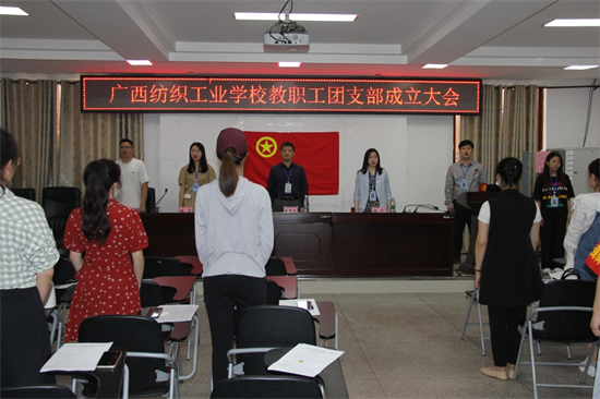 1650724651239522.jpg 4全体参会人员奏唱国歌.jpg