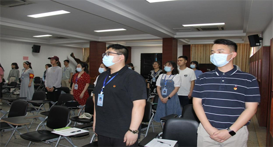 1650724669430851.jpg 5全体参会人员奏唱团歌.jpg