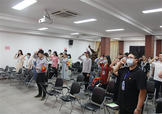 1650724688536630.jpg 6青年教职工团支部重温入团誓词.jpg