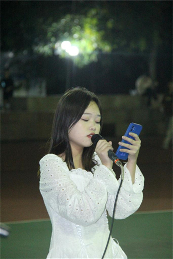 1651058071170846.jpg “音乐达人”路人演出2.jpg