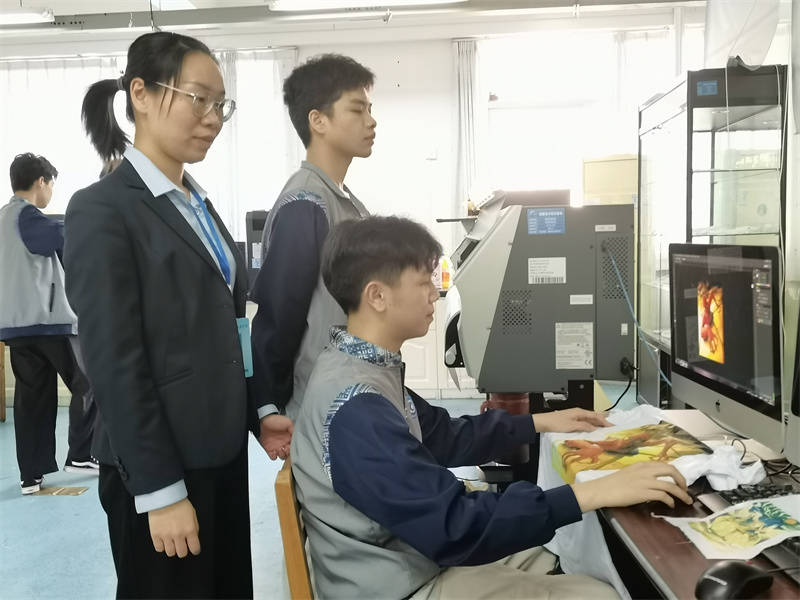 1651225182515110.jpg 1-教师指导学生进行调色.jpg