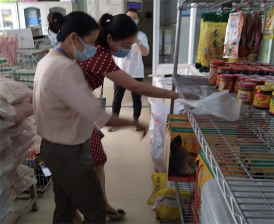 1651711100392586.jpg 胡丽琴科长在食堂查看库存货物.jpg