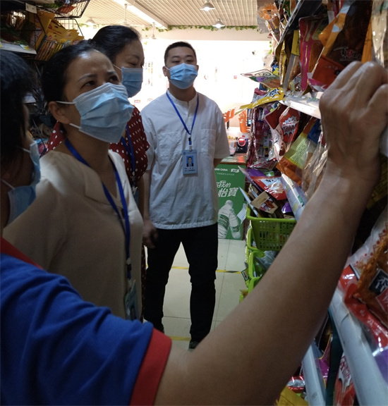 1651711116302513.jpg 胡丽琴科长带队在生活服务部查看食品包装及标签.jpg