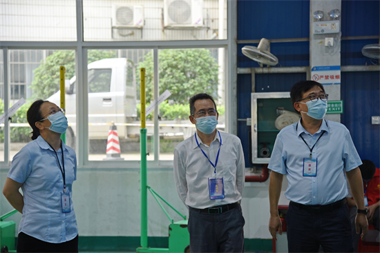 1651713010164234.jpg 3.陈黔校长、李红梅党委委员与裁判长视察《工业产品设计与创客实践》赛项比赛现场.jpg