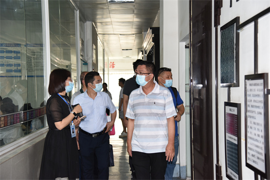 1652092637538258.jpg 服装系负责人陈秋梅(左一)介绍实训室建设情况.jpg