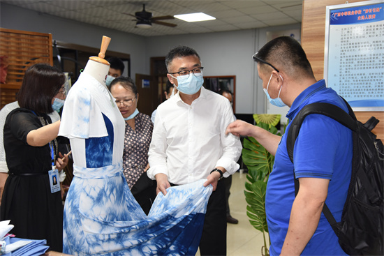 1652092661394315.jpg 来访政府领导企业人员参观服装系实训室交流现场.jpg