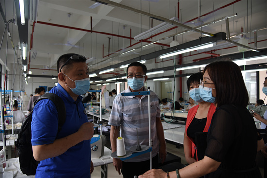 1652092681552716.jpg 来访政府领导企业人员参观服装系实训室交流现场 (1).jpg