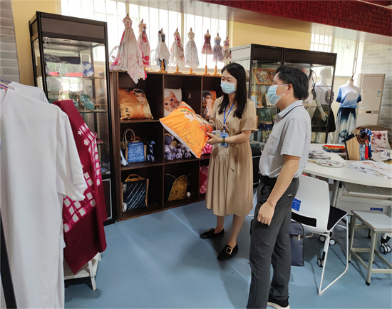 1652092716156762.jpg 纺染工程系主任姚洁展示数字化染整工艺学生数码印花作品.jpg