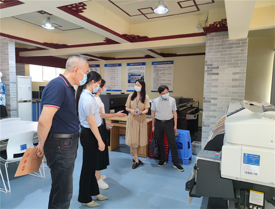 1652092755891995.jpg 参观纺染系茧丝绸数码产品制作室.jpg