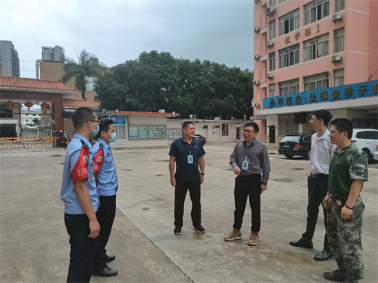 1652664783913154.jpg 1.学校陈黔校长携保卫科、学生科负责人及驻校教官队队长与公安机关人员交流意见.jpg