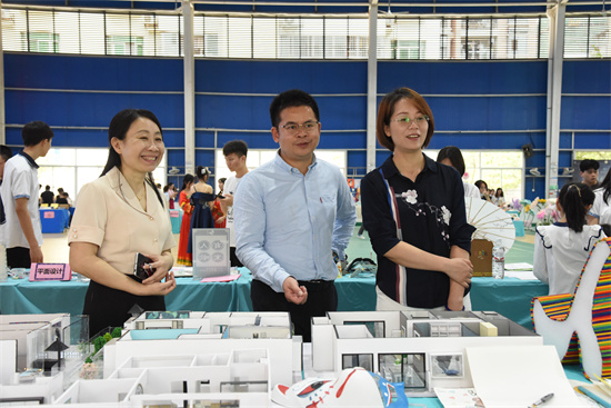 1653988099392896.jpg 2.兰翔副校长(中)、马宇丽副校长(右一)在开放校园活动中到机电工程系展位指导工作.jpg