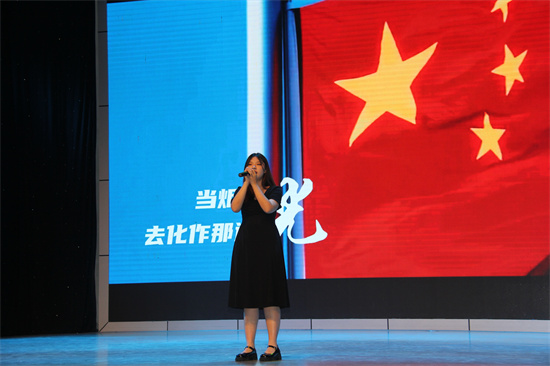 团委实习生石思雨 演唱歌曲《有我》.jpg