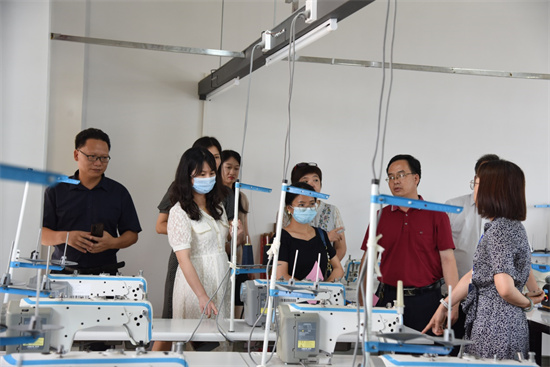 1655714820649586.jpg 4.参观服装工艺机房.jpg