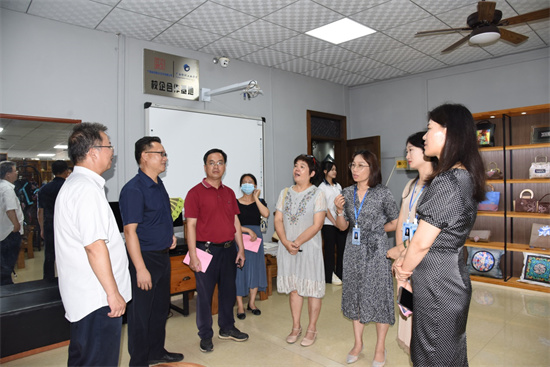 1655714863150019.jpg 6.参观服装工作室.jpg