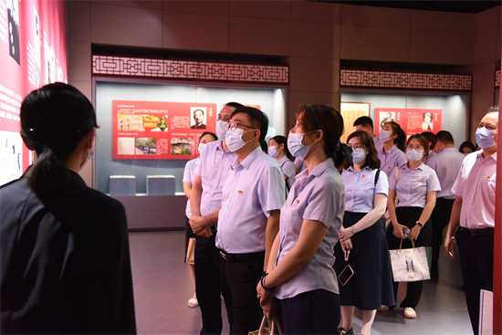 1657517659174665.jpg 参观“家和万事兴——广西家庭家教家风主题展”1.jpg