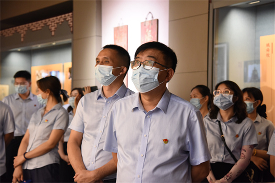 1657517667492790.jpg 参观“家和万事兴——广西家庭家教家风主题展”2.jpg