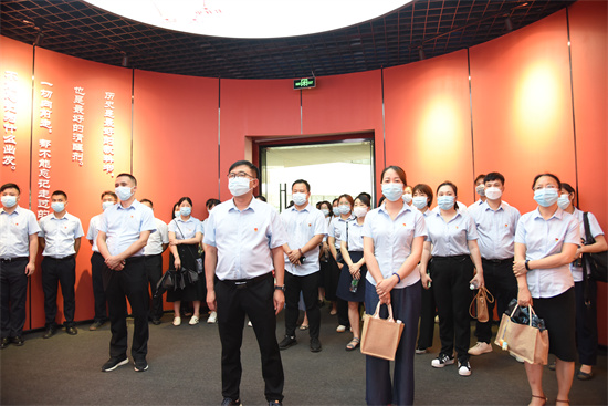 1657517727562534.jpg 参观《红色传奇》沉浸式体验中心.jpg