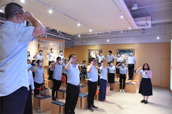 1657782358676500.jpg 重温入党誓词.jpg