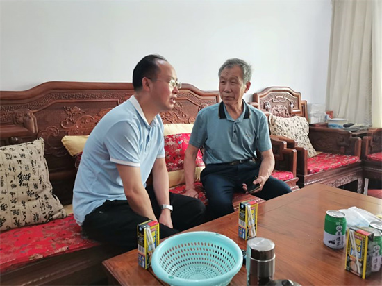 1660143970580827.jpg 工会离退办主任刘明文代表学校慰问我校退休退伍军人1.jpg