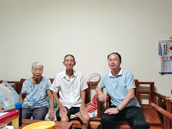 1660143991915505.jpg 工会离退办主任刘明文代表学校慰问我校退休退伍军人2.jpg