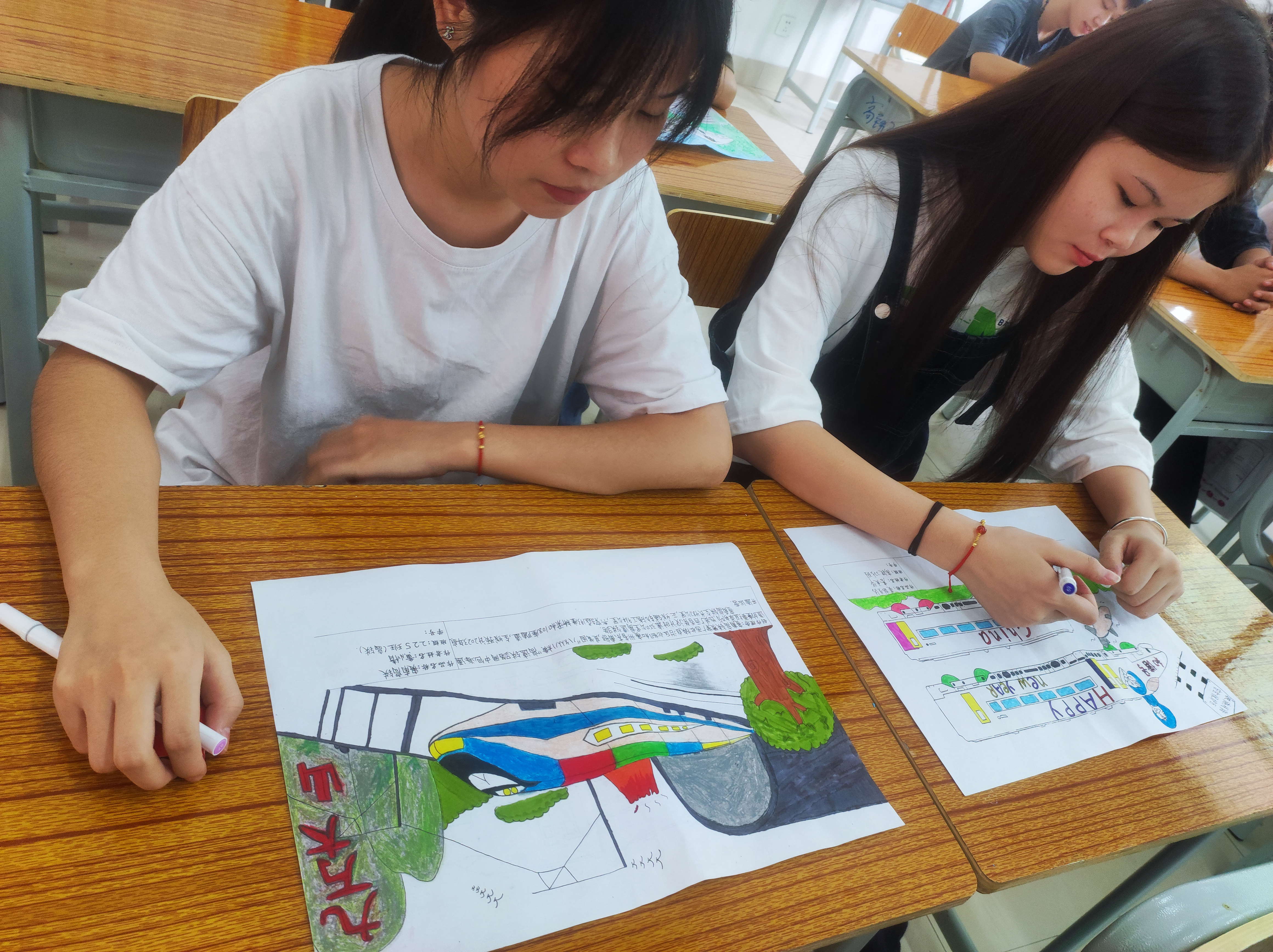高铁乘务专业学生在进行绘画_看图王.jpg