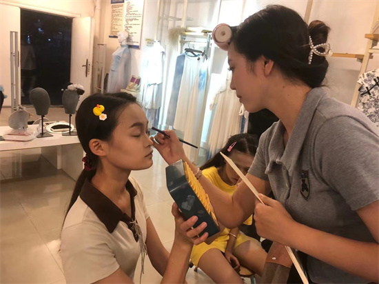 1664156429909759.jpg 美发与形象设计204班李懿在给参演同学化妆.jpg