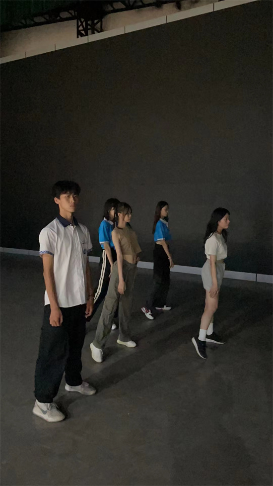 1664156457409407.jpg 服装展示与礼仪19级学生在为陈列22级新生做走秀指导.jpg