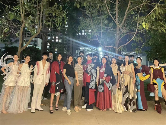 1664156473229741.jpg 表演同学与老师合影.jpg