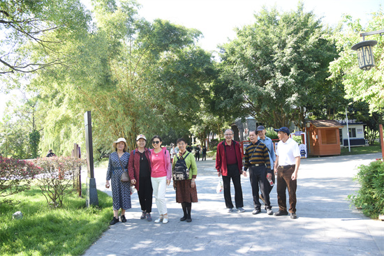 1666605780193083.jpg 2.欣赏美丽风景,愉快交流.jpg