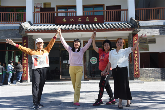 1666605817395454.jpg 3.展示自我.jpg