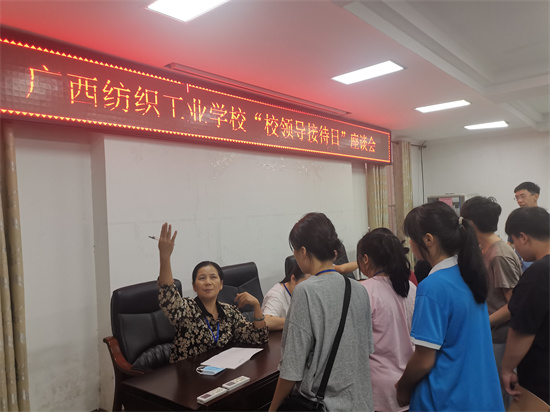 1668076299918388.jpg 3.校办、总务科及相关职能部门在接待学生.jpg