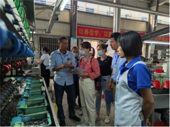 1668389380858139.jpg 全区缫丝工技能比赛现场,教师团队中高级工程师刘泽桢、戴光强、讲师庞凌晖担任比赛裁判.jpg