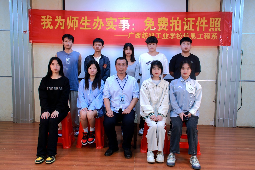 1669972373627769.jpg “免费拍摄证件照”实践活动师生团队.jpg