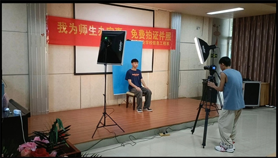 1670559183521187.jpg 2.活动团队为师生拍摄证件照.jpg