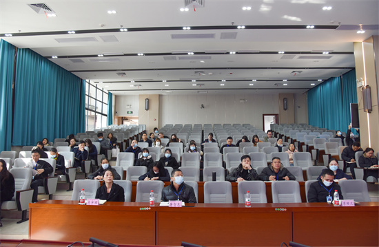 1670991146771906.jpg 现场参培人员听取讲解.jpg