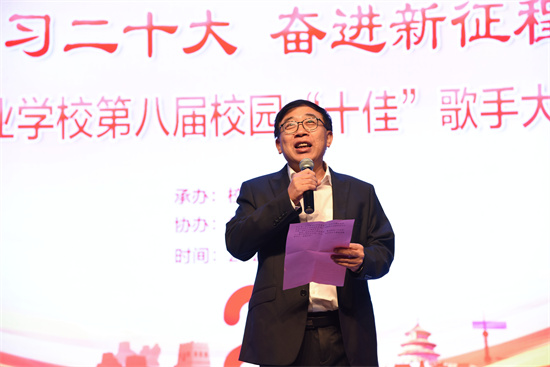 1671502242877904.jpg 学校陈黔校长上台致词.jpg