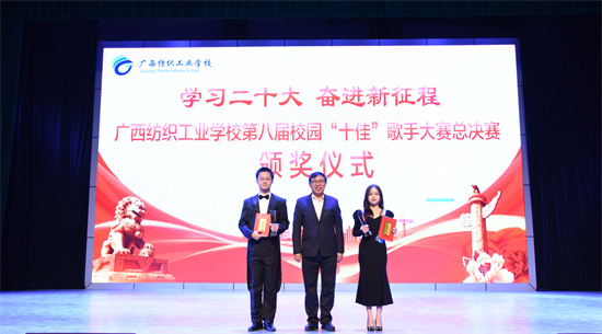 1671502469888453.jpg 学校陈黔校长与获得一等奖的选手合影留念.jpg