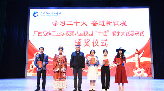 1671502511828853.jpg 学校李昭文副校长与获得三等奖的选手合影留念.jpg