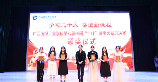 1671502523416401.jpg 学校马宇丽副校长与获得优秀奖的选手合影留念.jpg