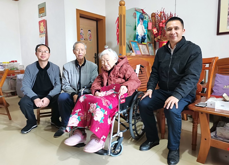2.李昭文副校长（右一）看望退休职工刘瑞珍001.jpg
