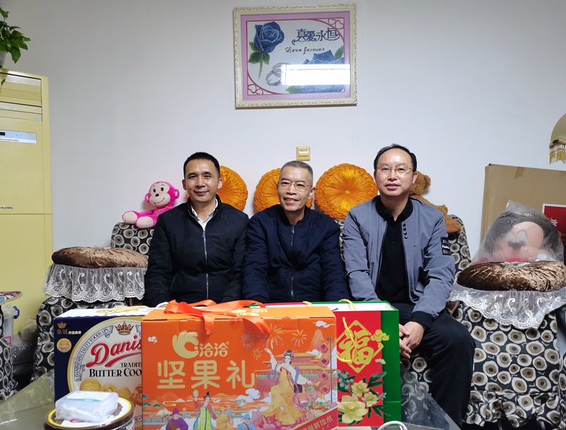3.李昭文副校长（左一）看望退休职工梁杰002.jpg
