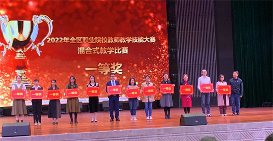 1678935607784336.jpg 2、团队代表领奖.jpg