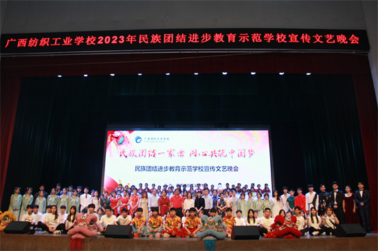 学校领导 评委老师与演员合影留念.jpg