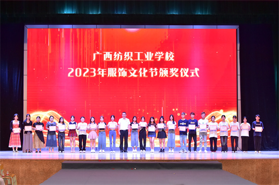 李昭文副校长为美形专业的获奖学生颁奖.jpg