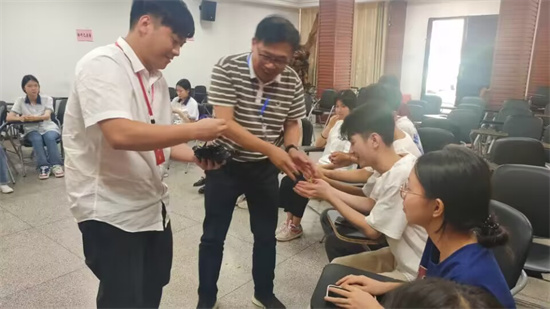 图4：6月1日，陈黔校长给参加“校领导接待日”座谈会的学生赠送儿童节礼物.jpg