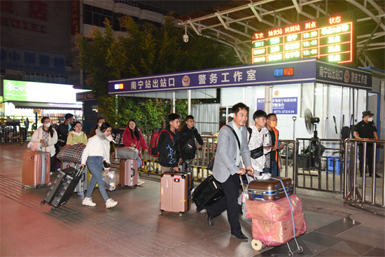 1.学校首批老挝留学生安全抵达南宁火车站.JPG