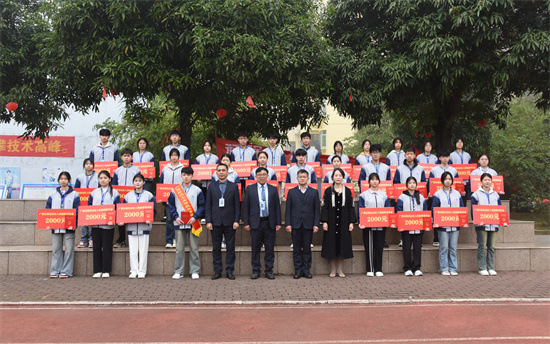 1710474788153582.jpg 12..学校领导与获得2023年自治区人民政府奖学金的同学合影.jpg